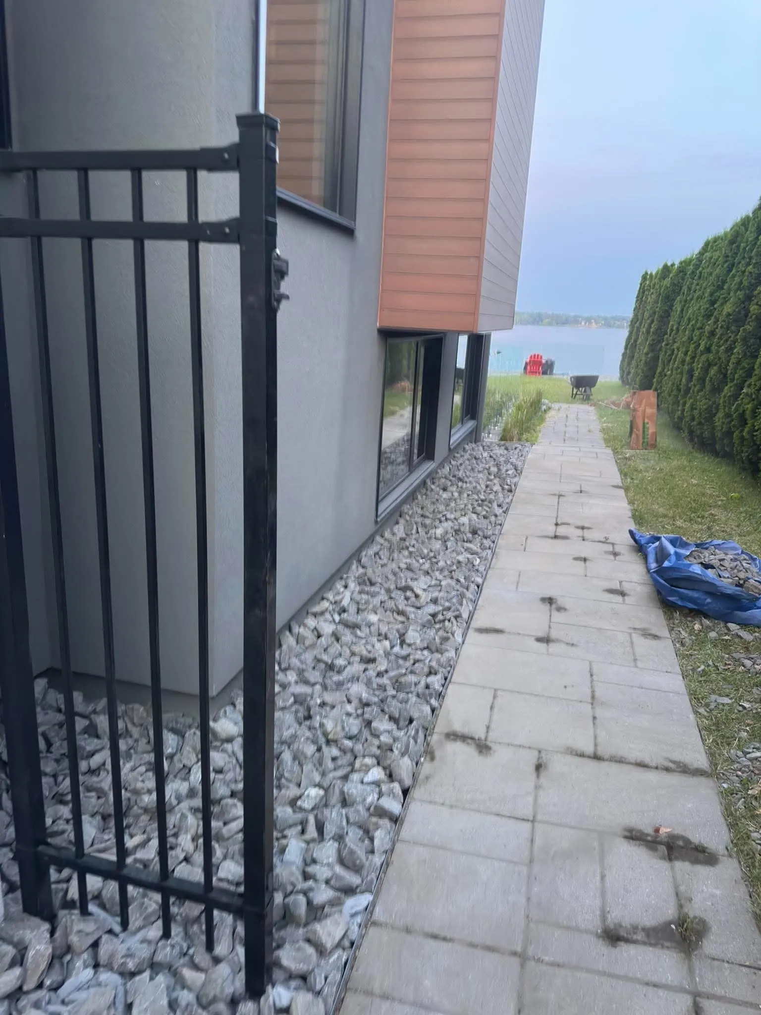 Cour arrière après le désherbage